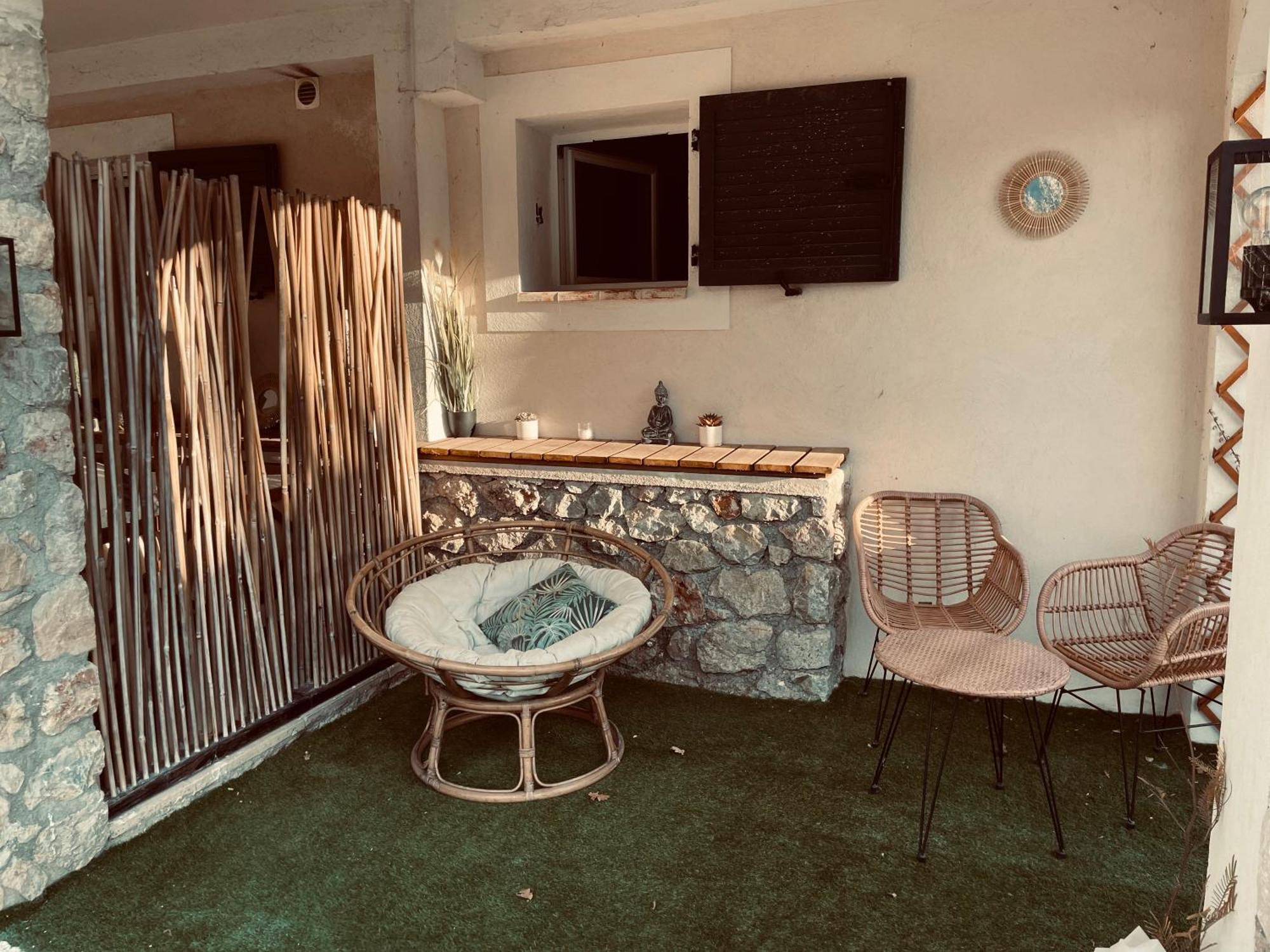 2P Au Coeur Des Montagnes Avec Piscine Chauffee Apartment Puget Theniers Bagian luar foto